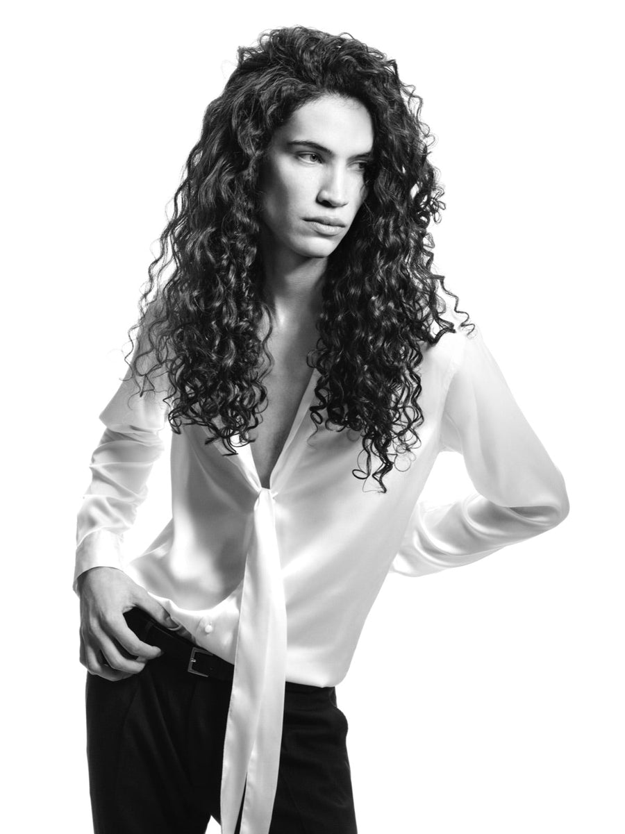 Modelo de cabello largo rizado con volumen, fotografía en blanco y negro